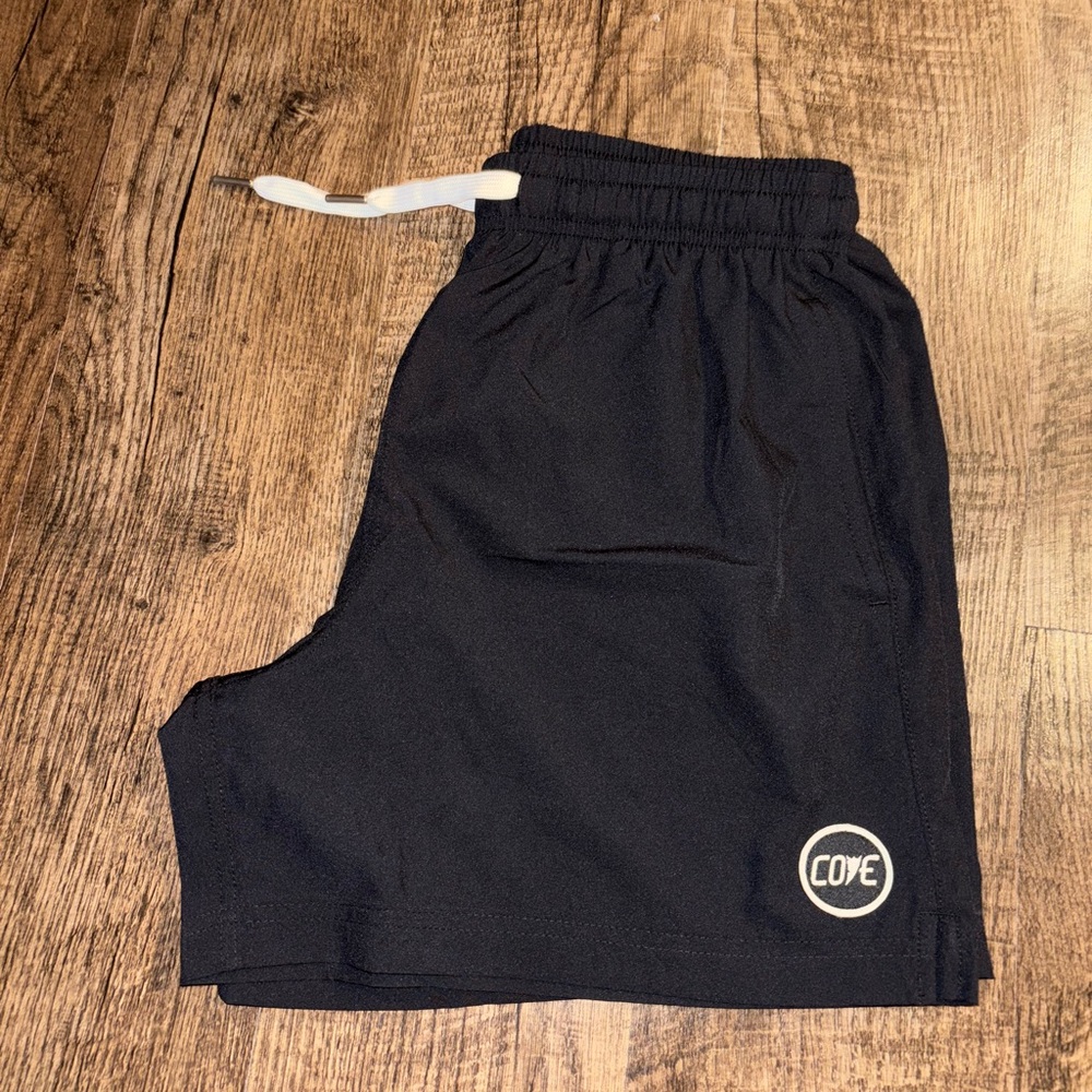 Cove Men’s 5.5 in Black Shorts
